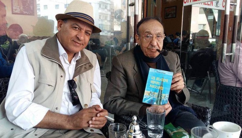 إدوارد موحا برفقة عبد الرحيم التوراني،  وبين يديه كتاب من تاليفه حول العلاقات المغربية الاسبانية