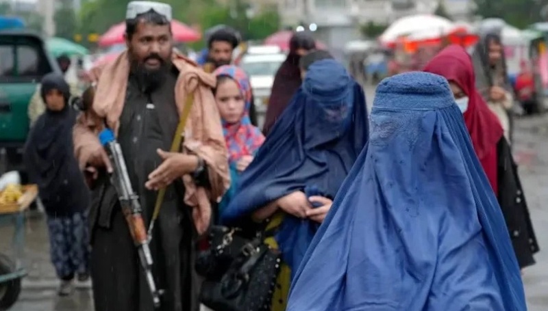 عودة النساء الأفغانيات إلى السجن داخل البرقع