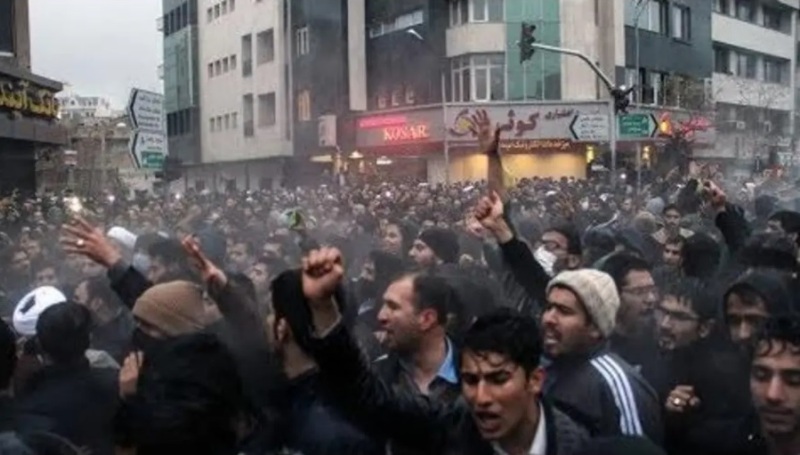 متظاهرون فی إیران یهتفون: خامنئي قاتل حکمه باطل (فيديو)