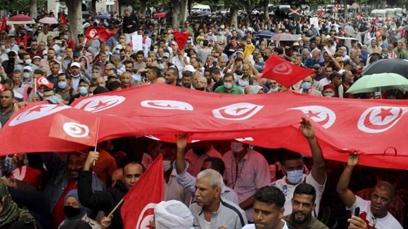 “نيويورك تايمز”: اتحاد الشغل في تونس يتحدى حكم الرجل الواحد