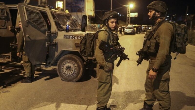 اسرائيل تعتقل 5 فلسطينيين وتقتل فتى