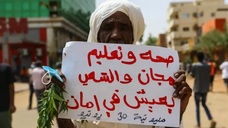 وزارة الداخلية السودانية تبرر قتل المتظاهرين بالاعتداء على الشرطة