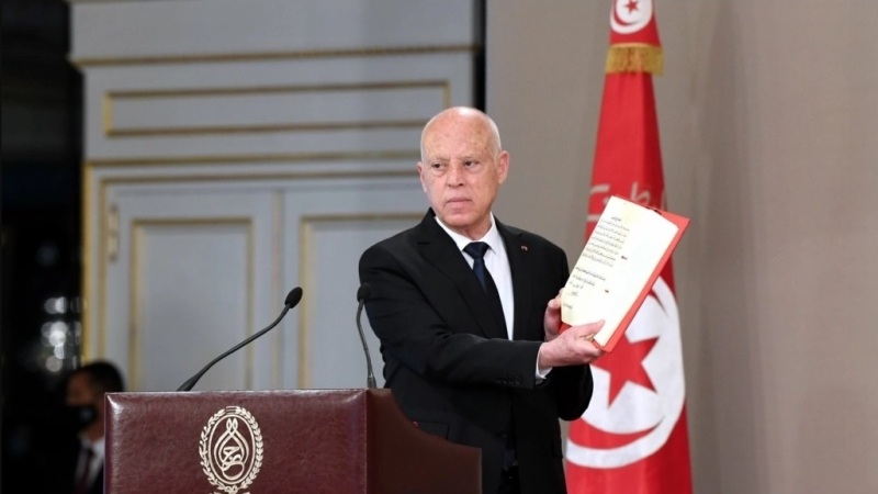 نشر دستور “الانقلاب” في تونس: صلاحيات سعيد بلا ضوابط وتقليم لأظافر البرلمان والقضاء
