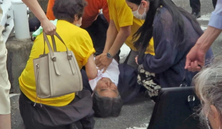 رئيس وزراء اليابان السابق شينزو آبي قتيلا أثناء حملته الانتخابية