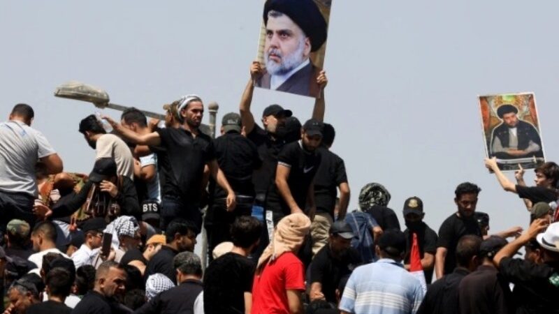 العراق: متظاهرو الصدر يحتلون البرلمان رفضا لمرشح المالكي