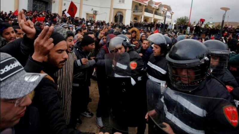 هيومن رايتس”: حملات تشهير وتقنيات قمعية تستهدف معارضين في المغرب