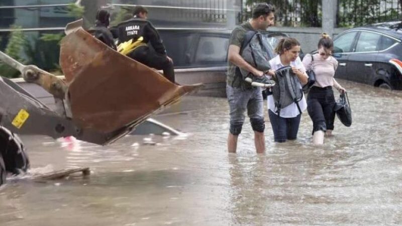 تركيا: أمطار تموز تغمر منازل وأكباش الأضحى تجرح 271 جزارا