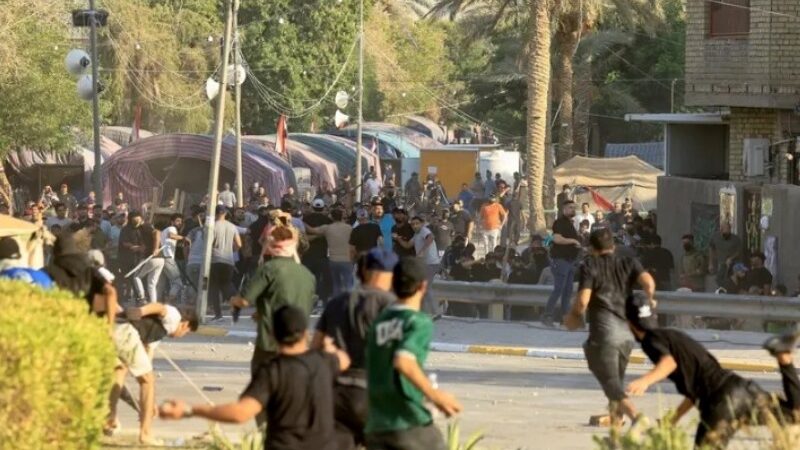العراق: الاشتباكات تتواصل والحصيلة 30 قتيلا و700 جريح .. والمفاوضات لم تثمر بعد