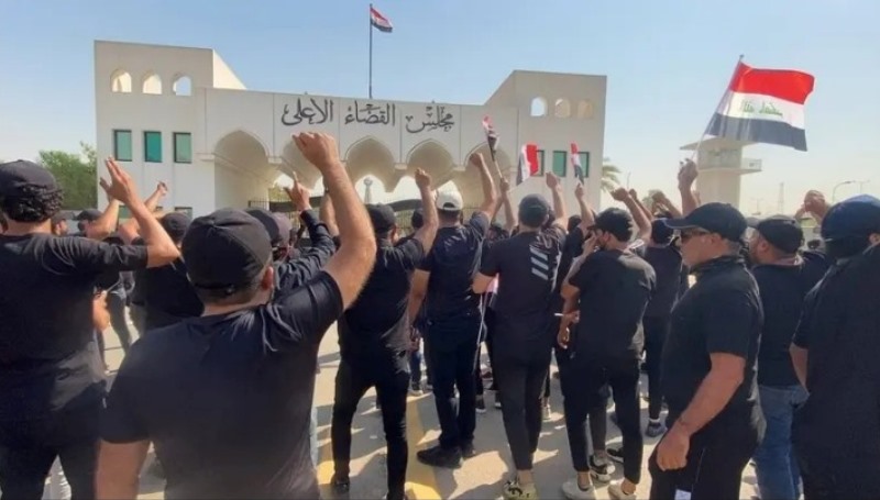 العراق: الصدريون يعتصمون امام مجلس القضاء لرفضه البت بحل البرلمان