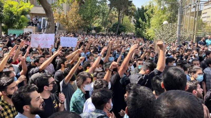إيران: الطلاب يستعدون لتحرك كبير السبت .. وعبادي تؤكد الاحتجاجات ستسقط النظام