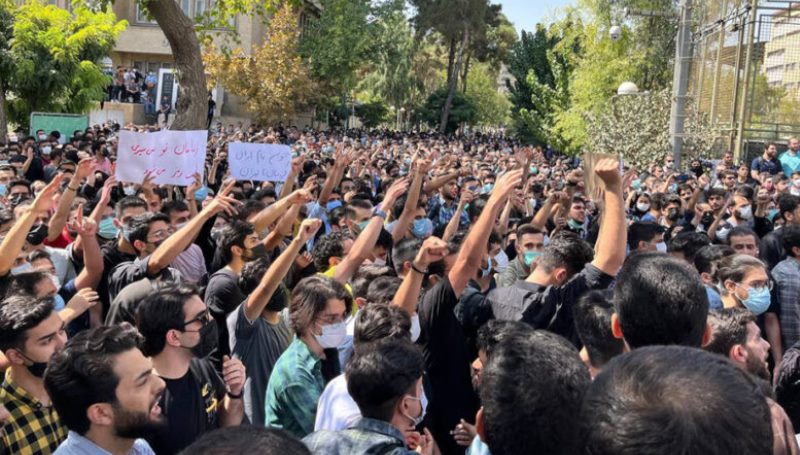 إيران: الطلاب يستعدون لتحرك كبير السبت .. وعبادي تؤكد الاحتجاجات ستسقط النظام