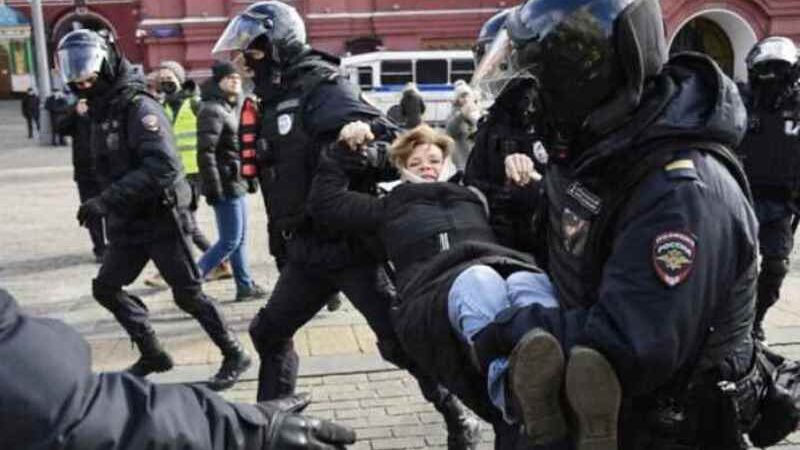 اليوم 212 للحرب: موسكو تلوح بالنووي … وزيلنيسكي يقترح حرمانها من حق النقض