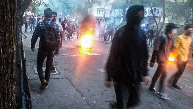 إيران: الطلاب لا يخافون وشباب أحياء طهران يحذرون مرتزقة خامنئي