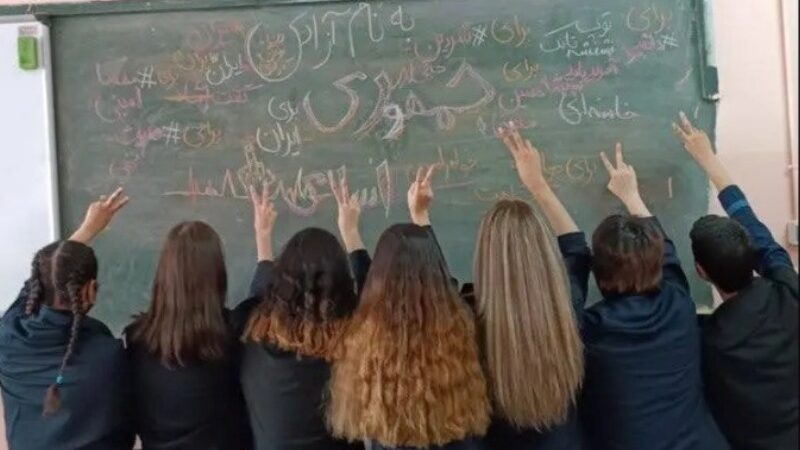 إيران: انتفاضة في الثانويات بعد الجامعات وبايدن يعاقب النظام