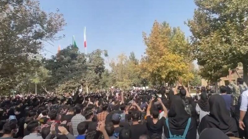 إيران: الطلاب ينتفضون والشرطة تواجههم بالرصاص وإحراق تمثال لسليماني