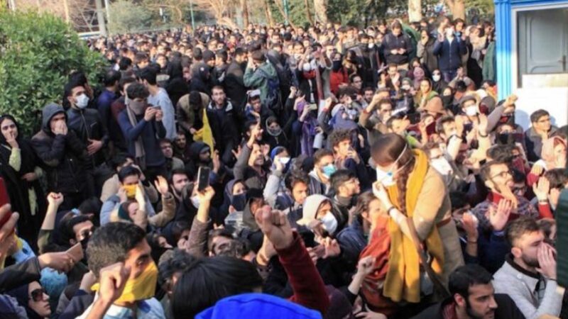 إيران: حصار أمني على الطلاب .. وسلامي يحذر المحتجين من الخروج الى الشوارع