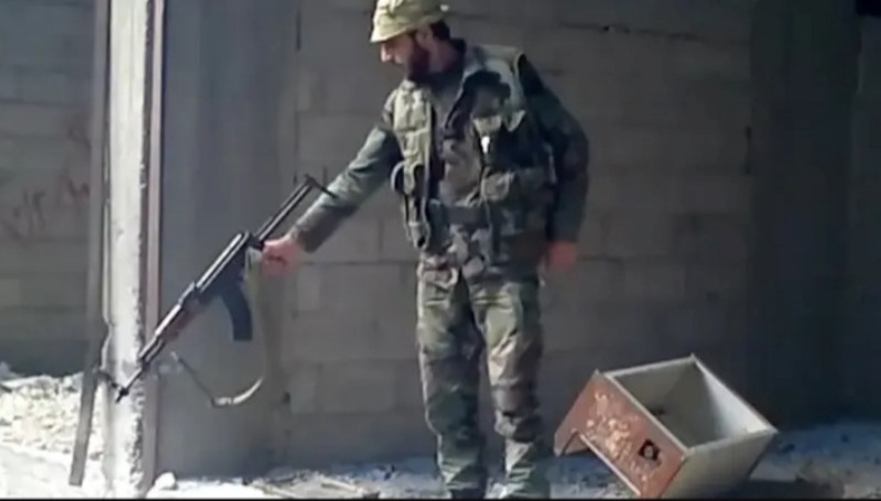 سفاح النظام السوري أمجد يوسف في فيديو جديد يحرق 6 نساء