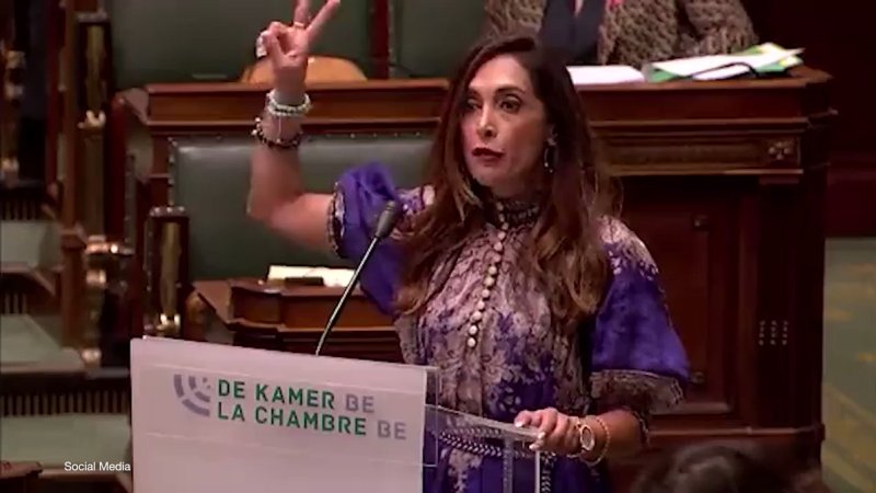 وزيرة بلجيكية ونائبتان في البرلمان يقصن شعرهن تضامنا مع المظاهرات المناهضة للحكومة الإيرانية