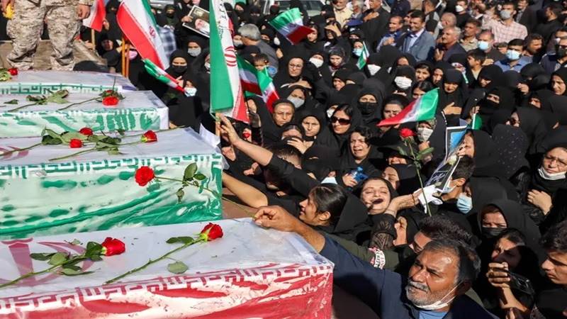 إيران: السلطات تقطع الأنترنت وتشييع ضحايا الاحتجاجات يتحول إلى ثورة