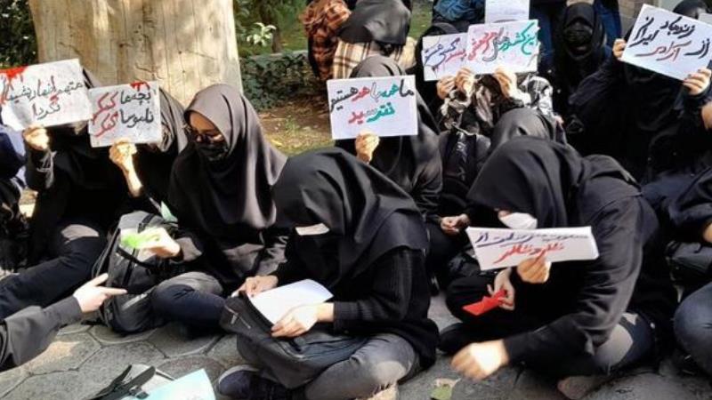 إيران: خامنئي يصف المتظاهرين بالمرتزقة … والطلاب يحيون السبت الأسود باحتجاجات واسعة