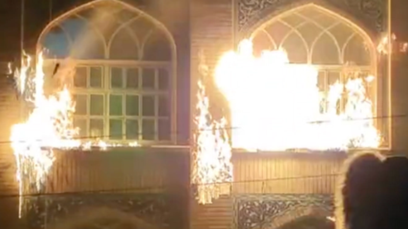 حماسة المحتجين تحرق متحف الخميني .. والنظام يعتقل عائلات