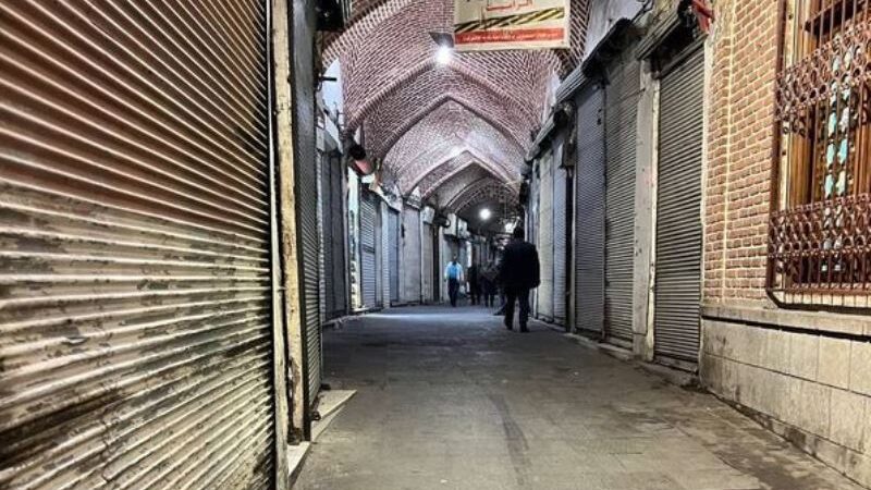 إيران: اضراب التجار والعمال يتواصل .. وبريطانيا تكشف عن خطط لإغتيالات