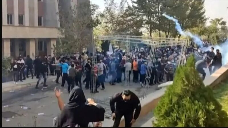 الاحتجاجات على تصاعدها في ايران رغم التهديد والوعيد بالاعدام