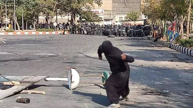 ايران: التجار يضربون .. والتيار الاصلاحي يدعو الى استفتاء وتغييرات شجاعة