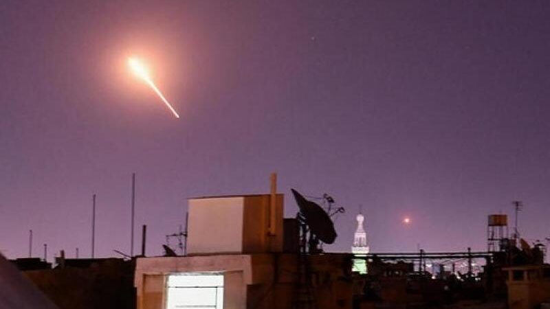 غارات إسرائيلية تستهدف الساحل السوري ومقتل 4 جنود