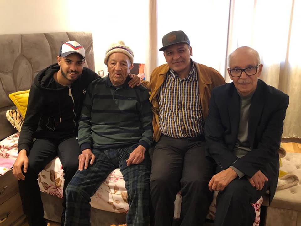 عبد الرحمان الطيار مع ابنه أنس وعبد الرحيم التوراني في زيارة للفقيد أحمد صبري