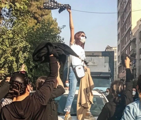 الشعب  الإيراني يكرم شهداء الانتفاضة