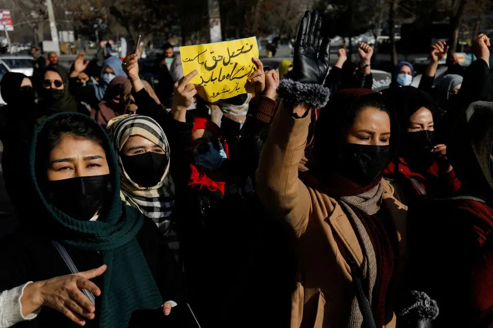 الأفغانيات يتظاهرن ضد طالبان لمنعهن من التعليم الجامعي