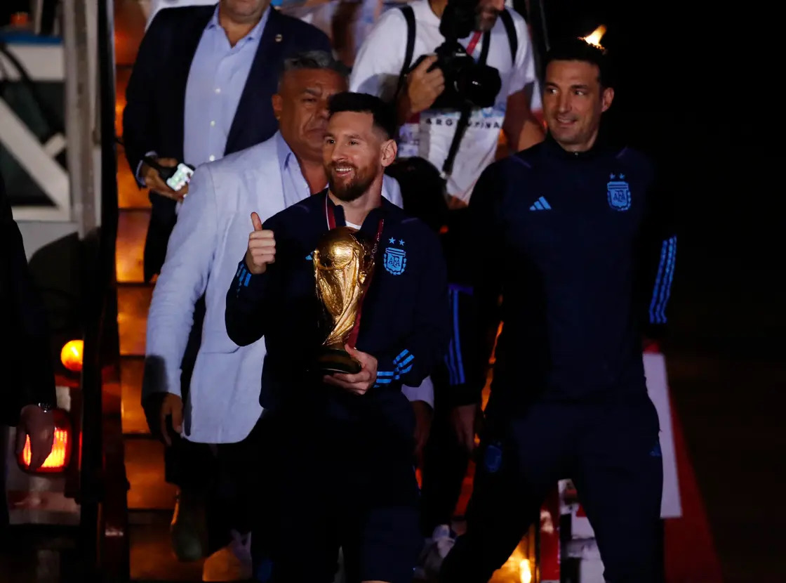 منتخب الأرجنتين يصل بيونس ايرس حاملا كأس العالم