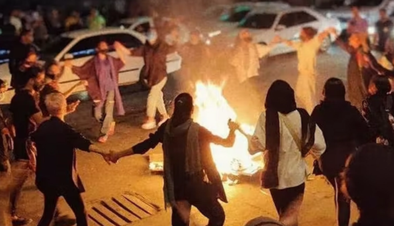 إيران: متظاهرون يضرمون النار في لافتات سليماني
