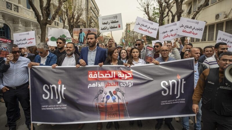 تونس: الاتحاد العام للشغل يدعو وسائل النقل للإضراب .. والصحافة مهددة