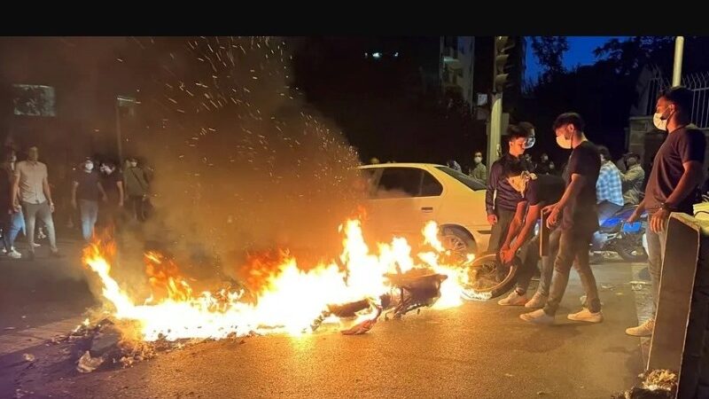شباب الانتفاضة يشعلون النار في مراكز القمع والحرس الثوري يلاحق الصحافيين