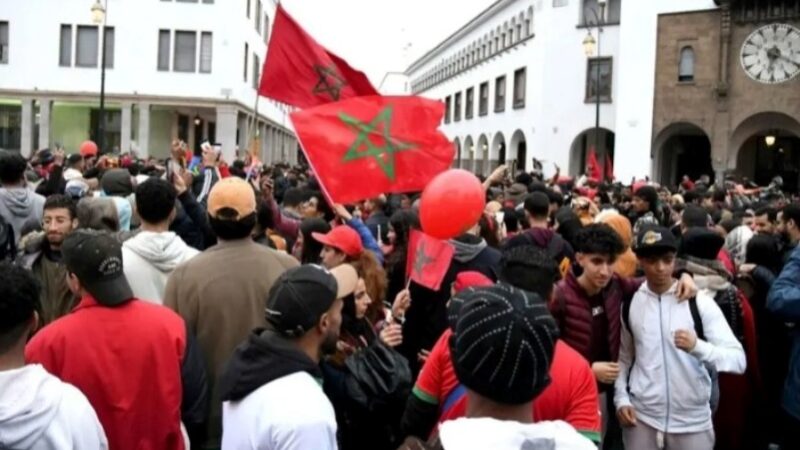 المغاربة فرحون … الكل في الشارع