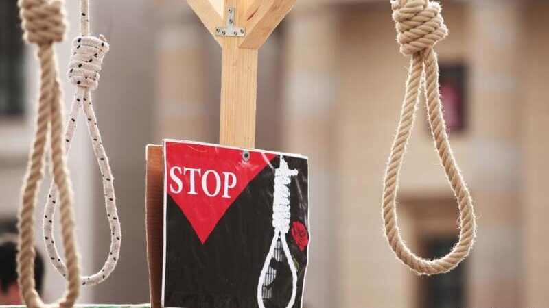 إيران: تهم “الإفساد في الأرض” تهدد معارضين بالإعدام بعد الحكم على “الجاسوس” أكبري