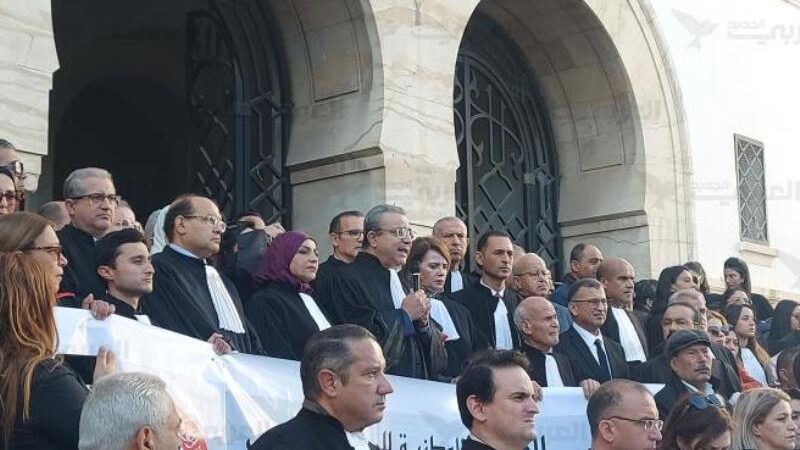 تونس: وقفة إحتجاجية للمحامين  والمعارضة تتحضر لتظاهرات حاشدة .. وسعيد يتهم أطرافا بتلقي أموالا من الخارج