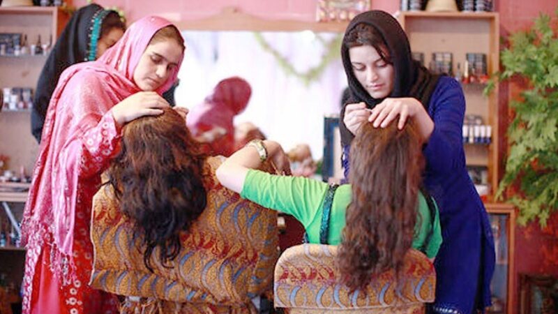 طالبان تغلق صالونات التجميل النسائية