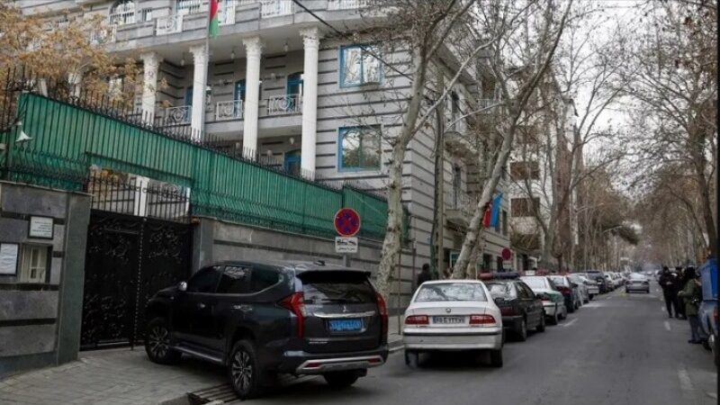 هجوم على السفارة الأذربيجانية في طهران يقتل رئيس الأمن