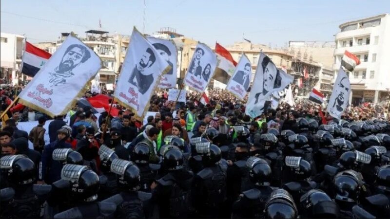 العراقيون في الشارع احتجاجا على ارتفاع سعر الدولار وتهريبه للخارج