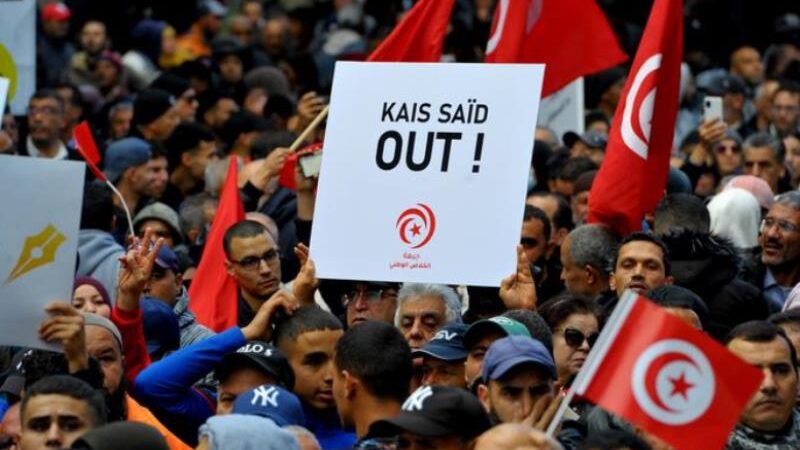 تونس: دورة ثانية للانتخابات وتحذير من ثورة الشعب