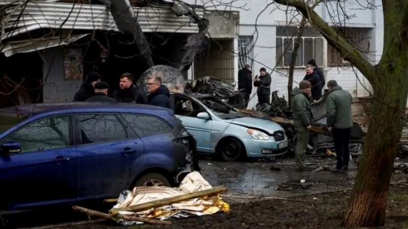 وزير الداخلية ومسؤولين قتلى بتحطم مروحية في كييف