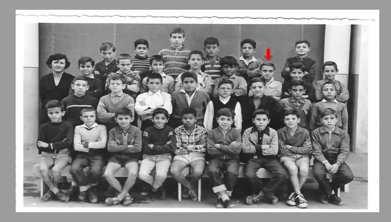 مدرسة المعاريف بالدار البيضاء، قسم الشهادة الابتدائية لدى المعلم نيكولا، عام 1959. يشير السهم إلى جان رينو في الصف الثالث، الثالث على اليمين.