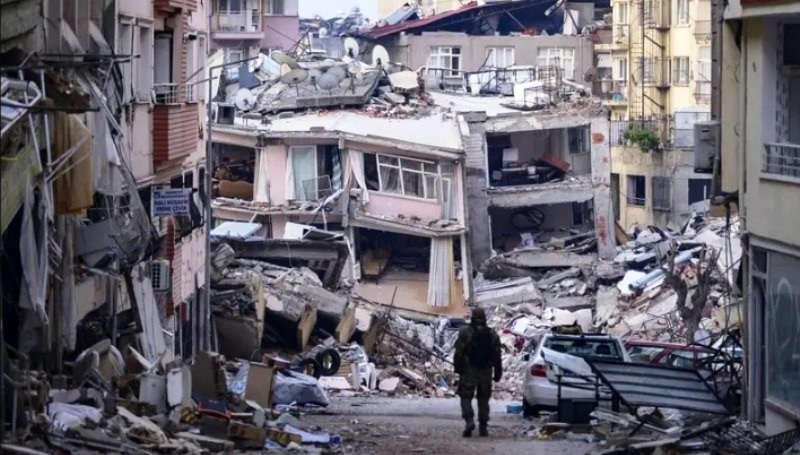 توقف عمليات الإنقاذ في مناطق الزلزال بتركيا .. وبدء تنظيف الشوارع