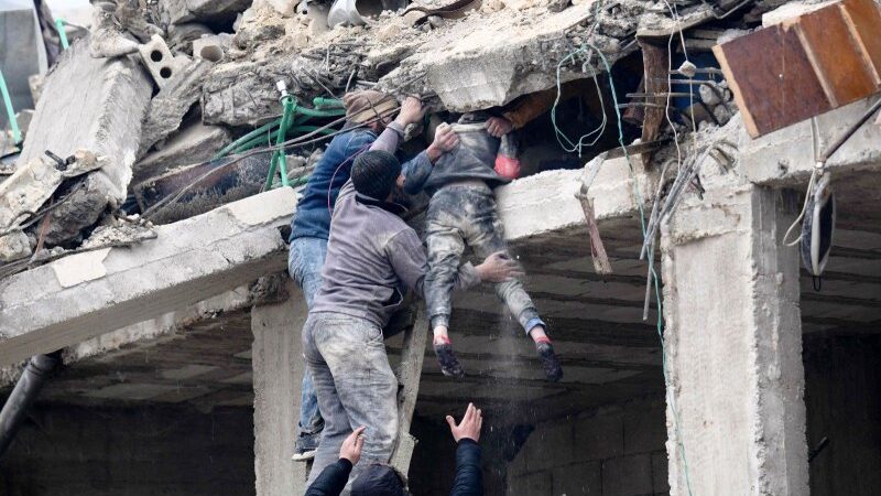 حصيلة قتلى الزلزال ترتفع .. وأردوغان يقر بثغرات وسوريا تنتظر المساعدات