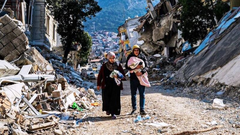 فرق الإنقاذ تنجح إنتشال أحياء في تركيا .. والمساعدات تدخل الى شمال سوريا