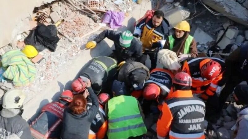 عدد ضحايا الزلزال يتجاوز الــ 20 الف وعمال الإنقاذ في سباق مع الوقت لإخراج أحياء