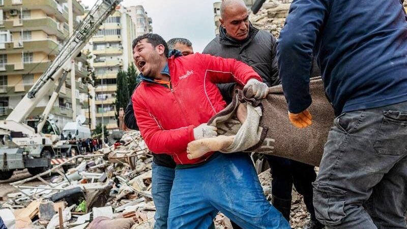 عداد قتلى الزلزال يصل الى 9600 .. والموت يوحد السوريين